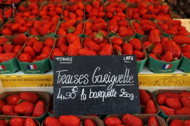 Annecy Cumartesi pazarında gariguette çilekleri satılıyor. Fransa. 