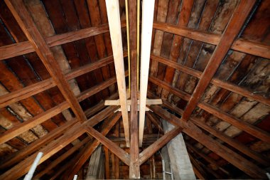 Tadilat yapılan bir evin içinde.. 