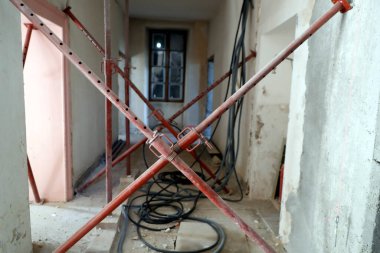 Tadilat yapılan bir evin içinde.. 