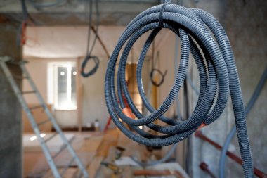 Tadilat yapılan bir evin içinde. Elektrik kabloları.