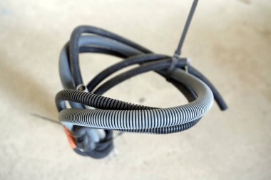 Tadilat yapılan bir evin içinde. Elektrik kabloları.