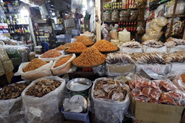 Geleneksel Asya balık tezgahı kurutulmuş karideslerle dolu. Phnom Penh. Kamboçya. 