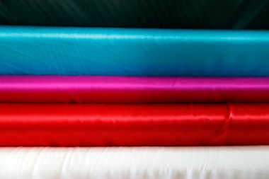 Markette geleneksel ipek eşarp ve elbise. Tan Chau. Vietnam. 