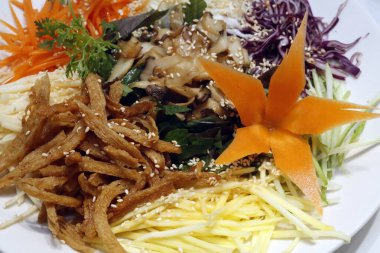 Vietnam vejetaryen restoranında vejetaryen yemeği. Salade. Vietnam. 