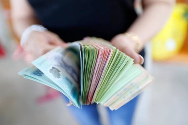 Vietnam para birimi, Dong. Banknotları olan bir kadın. Ekonomi konsepti. Vietnam. 