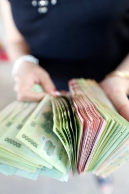 Vietnam para birimi, Dong. Banknotları olan bir kadın. Ekonomi konsepti. Vietnam. 
