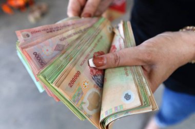 Vietnam para birimi, Dong. Banknotları olan bir kadın. Ekonomi konsepti. Vietnam. 
