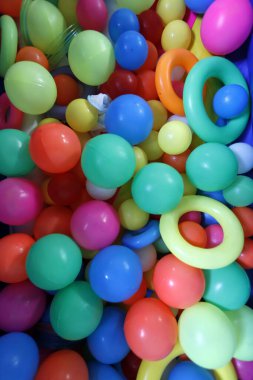 Kırmızı, sarı, mavi plastik toplar. Bir sürü renkli oyuncakla dolu çocuk odasının içi. Vietnam. 