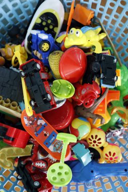 Bir sürü renkli plastik oyuncakla dolu çocuk odasının içi. Vietnam. 