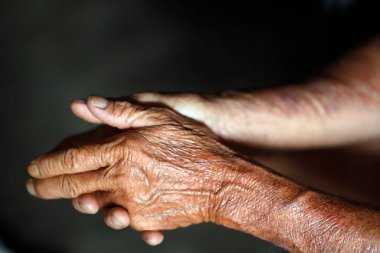 80 yaşındaki kıdemli bir adamın yakın çekim görüntüleri var. Tan Chau. Vietnam. 