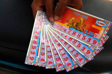 Sokakta çocuk satışı biletleri. Çocuk işçiliği. Tan Chau. Vietnam. 