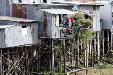 Fakir konut. Metal levhadan aşağı inen geçici bir ev. Vietnam. 