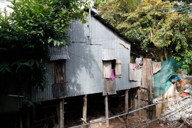 Fakir konut. Metal levhadan aşağı inen geçici bir ev. Vietnam. 