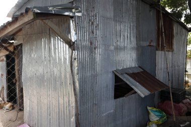 Fakir konut. Metal levhadan aşağı inen geçici bir ev. Tan Chau. Vietnam. 