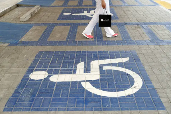 障害者用サイン駐車場 アブダビ アラブ首長国連邦 — ストック写真