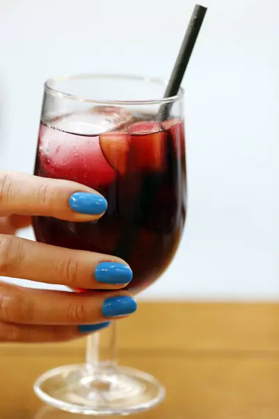 Mujer Bebiendo Vaso Sangría Bebida Típica Española España —  Fotos de Stock