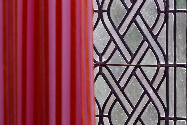 Jendela Tua Dengan Tirai Merah Istana — Stok Foto