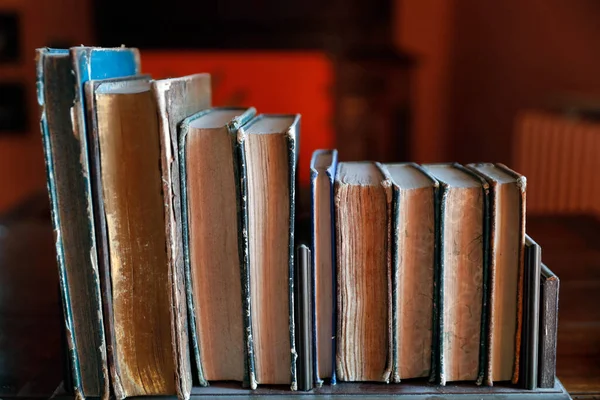 Μια Σειρά Από Παλιά Μεταχειρισμένα Βιβλία Ένα Τραπέζι — Φωτογραφία Αρχείου