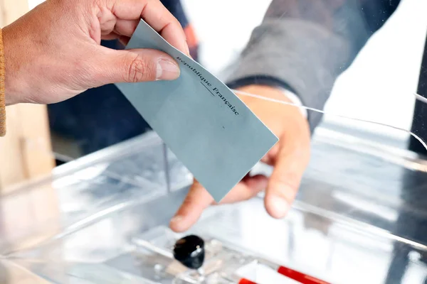 Elezione Polling Booth Uomo Espresso Suo Voto Mentre Votava Elezioni — Foto Stock