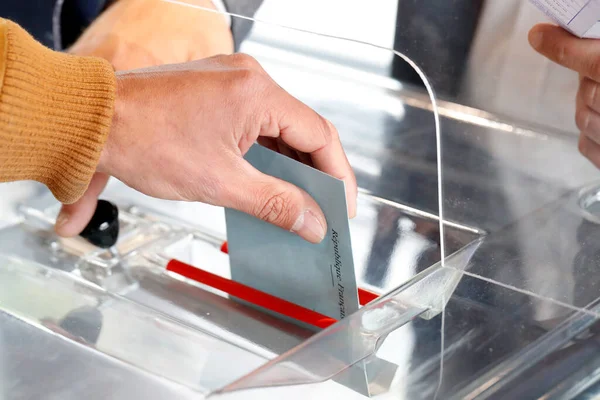 Wahlen Wahlkabine Der Mensch Gibt Seinen Stimmzettel Während Für Die — Stockfoto