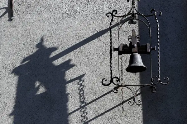 Schatten Einer Alten Metallglocke Einer Weißen Wand Frankreich — Stockfoto
