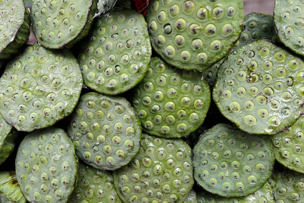 Lotus kapsülü, bir sokak pazarında yenilebilir yiyecek olarak satılıyor. Phnom Penh. Kamboçya. 