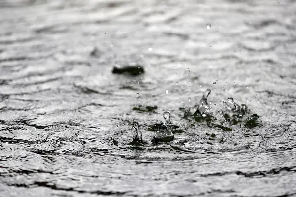 Superfície Água Com Gotas Chuva Dia Chuvoso Monção Estação Chuvosa — Fotografia de Stock