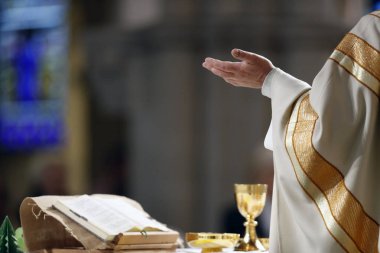 Aziz Joseph Kilisesi. Katolik ayini. Ayin kutlaması. Cenevre. İsviçre. 