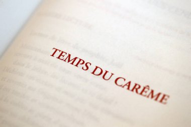 Aziz Joseph Kilisesi. Katolik ayini. Kül Çarşambası Kutlaması: Paskalya 'nın ilk günü. Evangelion, ya da İncil 'in Kitabı. Cenevre. İsviçre. 