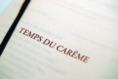 Aziz Joseph Kilisesi. Katolik ayini. Kül Çarşambası Kutlaması: Paskalya 'nın ilk günü. Evangelion, ya da İncil 'in Kitabı. Cenevre. İsviçre. 