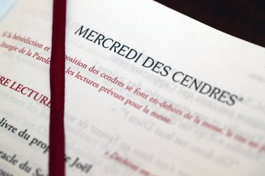 Aziz Joseph Kilisesi. Katolik ayini. Kül Çarşambası Kutlaması: Paskalya 'nın ilk günü. Evangelion, ya da İncil 'in Kitabı. Cenevre. İsviçre. 