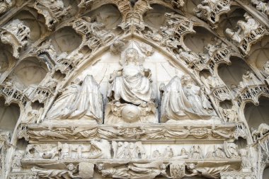 Auxerre Katedrali. Batı cephesi Son Kıyamet. Tympanum. Auxerre. Fransa. 