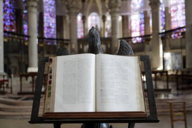 Auxerre Katedrali. Kartal kürsüsündeki eski İncil. Auxerre. Fransa. 