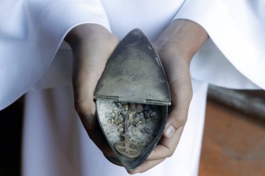 Katolik ayini. Tütsü teknesi olan vaiz çocuk. Fransa. 