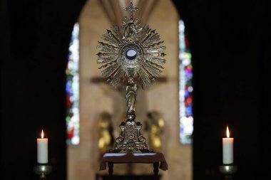 Kutsal Ayin. Ayin merasimi. Aziz Martin Kilisesi. Colmar. Fransa. 