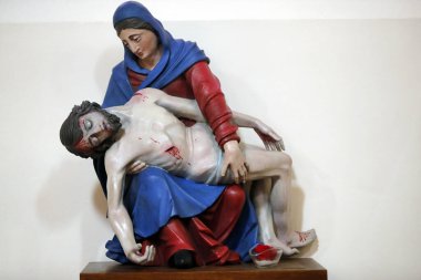 St. Ann Kilisesi. Yüce İsa 'nın cesedini taşıyan Bakire Meryem' in bir peita heykeli. Turckheim. Fransa. 