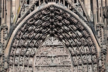 Strasbourg Katedrali. Batı cephesi. Tympanum. İsa Mesih 'in tutkusu. Strasbourg 'da. Fransa. 