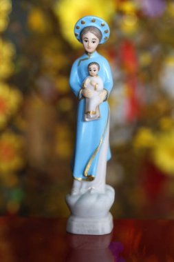 Bakire ve çocuk heykelciği. Ao Dai elbisesi giymiş La Vang Leydimiz.. 