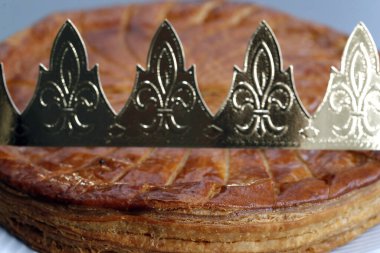 Kral pastası, galette des rois ve tacı. 6 Ocak 'tan başlayarak popüler bir yiyecek maddesi veya Epiphany.