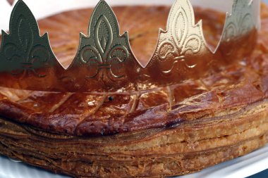 Kral pastası, galette des rois ve tacı. 6 Ocak 'tan başlayarak popüler bir yiyecek maddesi veya Epiphany.