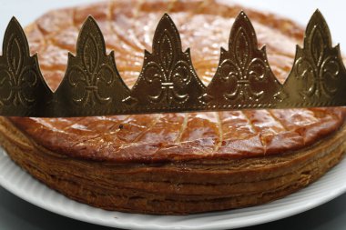 Kral pastası, galette des rois ve tacı. 6 Ocak 'tan başlayarak popüler bir yiyecek maddesi veya Epiphany.