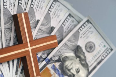 Para ve din. Tahta haçlı Amerikan dolarlarının banknotları. Hıristiyan finans, ekonomi ve inanç kavramı. 