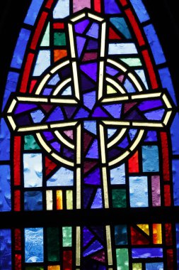 Lekeli cam. Bir Hristiyan haçı. Wesleyan Cenapları Kilisesi. Wesleyan Metodist Kilisesi.