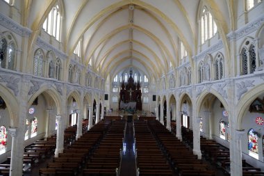 Song Vinh Kilisesi 'nin içinde. Mimarlık ve heykeller. Vietnam.