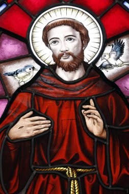 Song Vinh Kilisesi. Lekeli cam. Assisi 'li Aziz Francis Fransiskenleri kuran bir İtalyan Katolik rahibiydi. Yoksulluk içinde yaşamak için ilham almıştı. Vietnam.