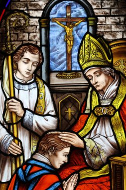 Song Vinh Kilisesi. Lekeli cam. Kutsal emirlerin kutsallığı. Katolik ayininde rahip. Vietnam.