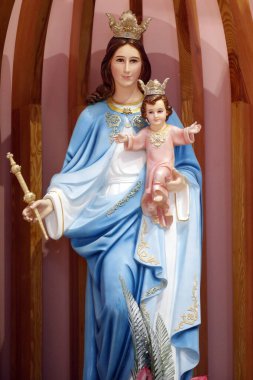 Taç giymiş Bakire Meryem ve çocuk heykeli. Ho Chi Minh Şehri. Vietnam.