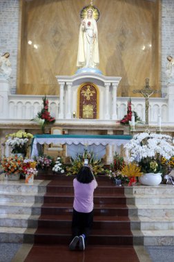 Fatima kilisesi. Fatima Leydisi satue. Dua eden kadın. Ho Chi Minh Şehri. Vietnam.