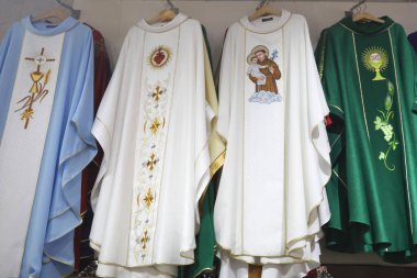 Bir dükkanda satılık dini sembollü papazlar için zincirler. Ho Chi Minh Şehri. Vietnam.