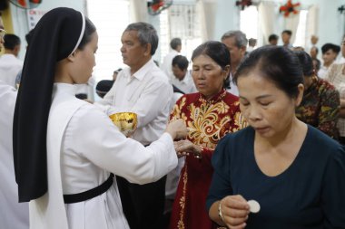 Pazar ayini. Roma Katolik Kilisesi. Kutsal komünyon. Ho Chi Minh Şehri. Vietnam.